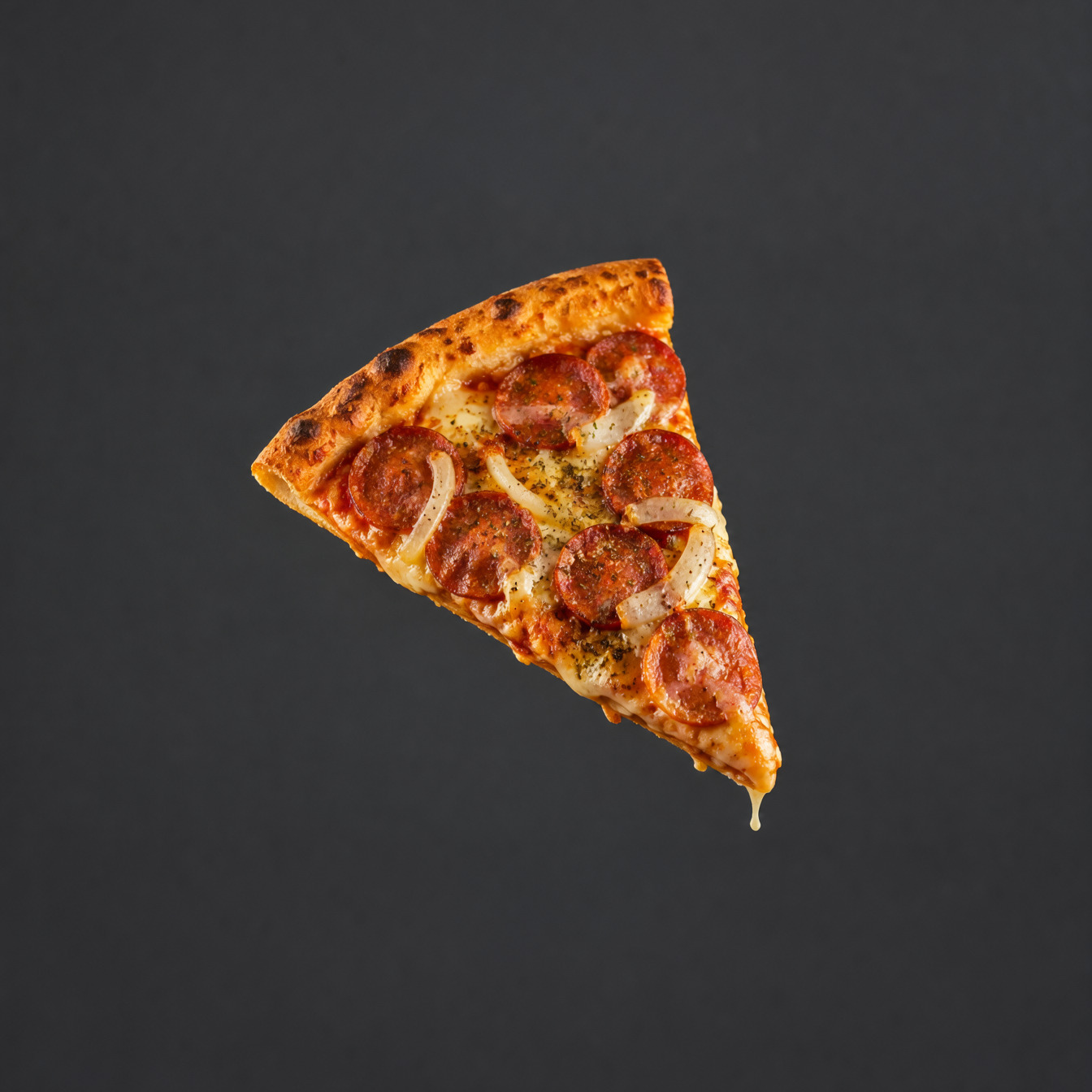 Fatia de pizza de calabresa com queijo derretido