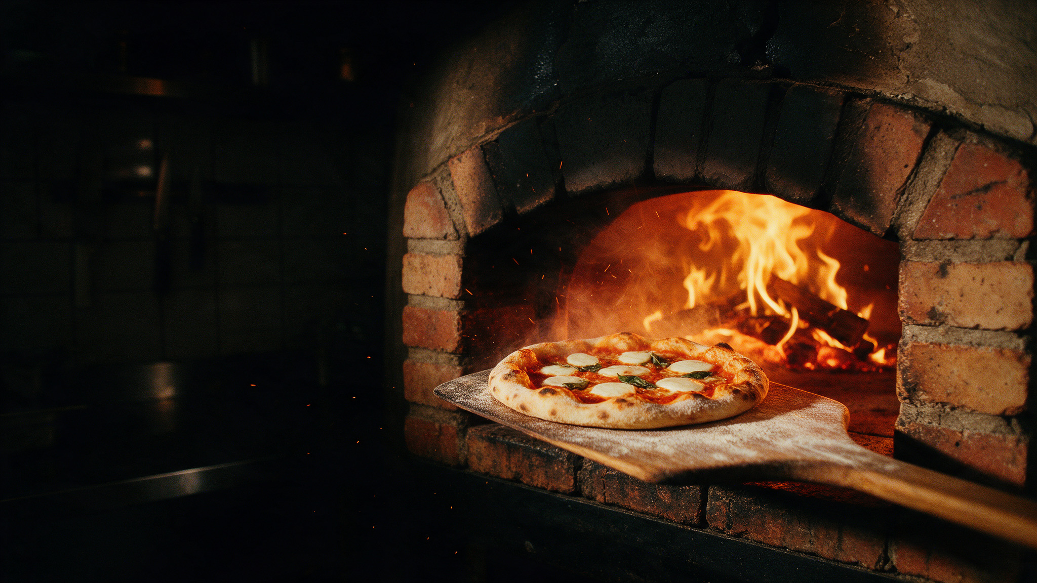 Forno de pizza aceso durante o trabalho na cozinha